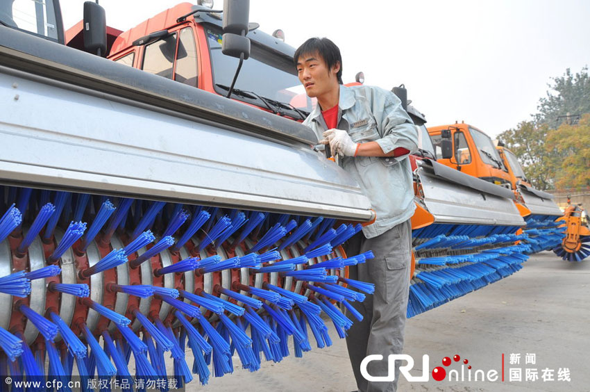 2012年11月3日上午，北京，工作人員正在對多功能除雪車進(jìn)行檢修調(diào)試。