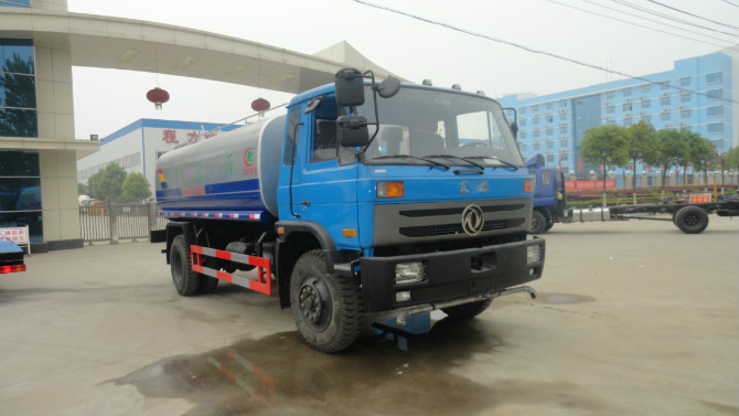 程力廠門 前的東風153<a href=http://m.jeexue.cn/ssc target=_blank class=infotextkey>灑水車</a>