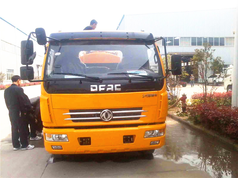 高壓清洗<a href=http://m.jeexue.cn/xifenche/ target=_blank class=infotextkey>吸糞車</a>正面圖